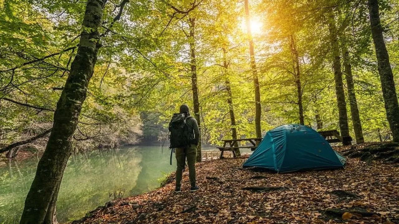 Kamp İçin Hafif ve İşlevsel Giyim Seçimleri